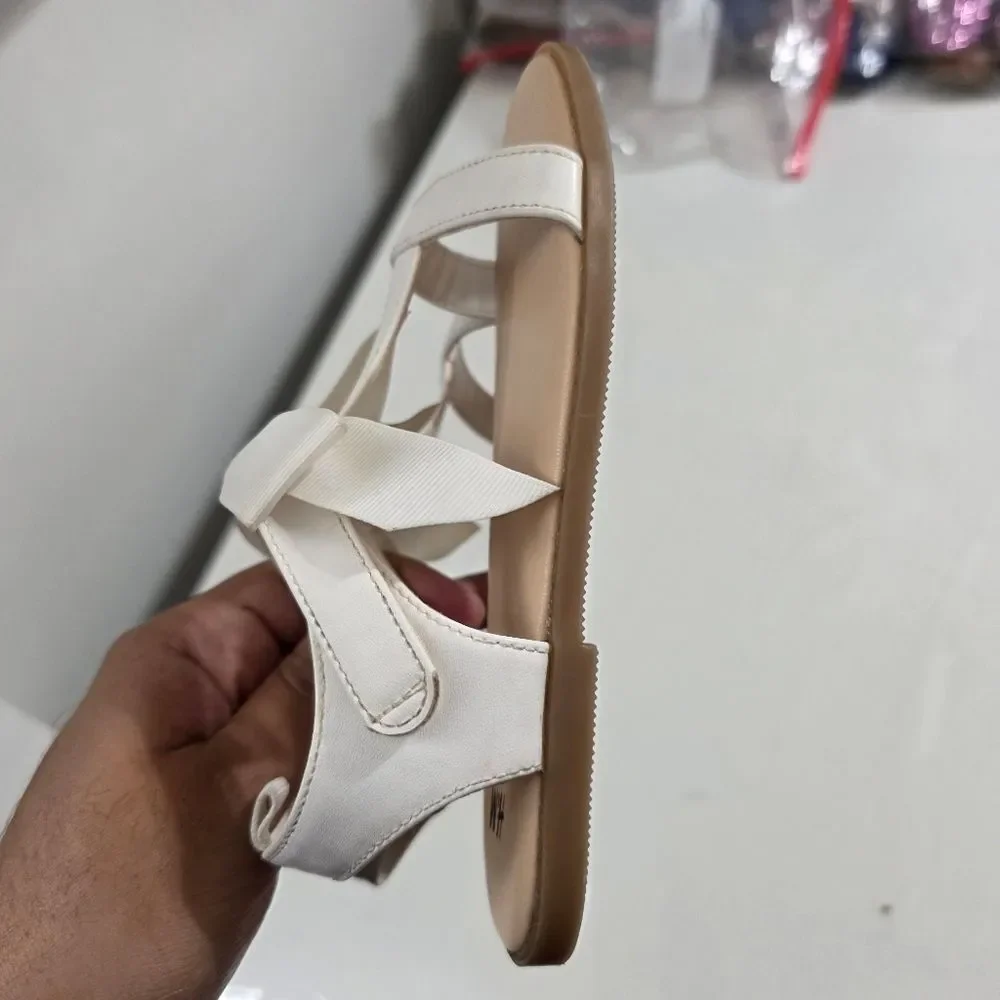H&M Girls White Strap On Sandals with Elegant Bow Size 13